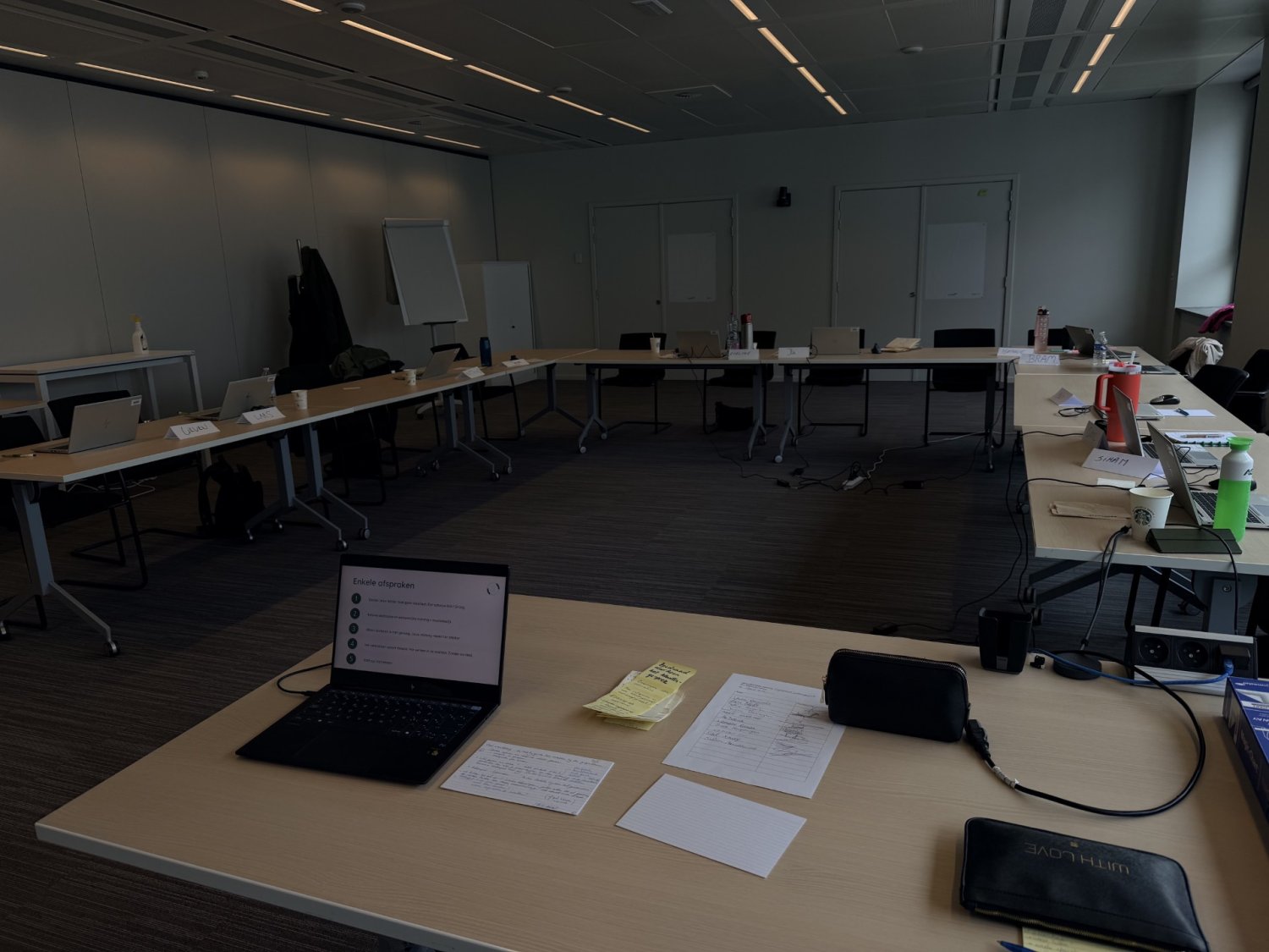 Stephanie aan het werk met een team
